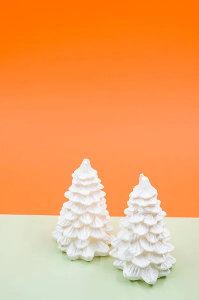 Een Verticaal Shot Van Kerst Ornamenten Een Oranje Oppervlak — Stockfoto