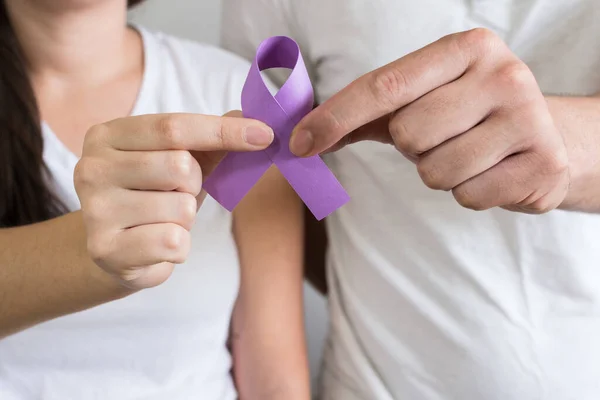 Male Female Holding Violet Ribbon Symbol International Day Elimination Violence — Stock Photo, Image