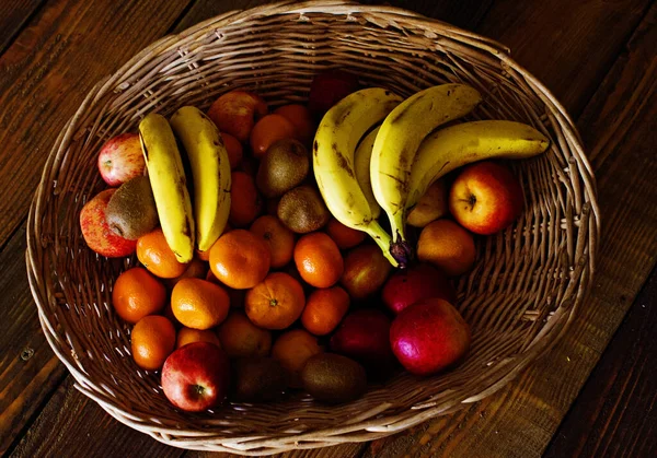 Una Vista Superior Las Diversas Frutas Deliciosas Cesta —  Fotos de Stock