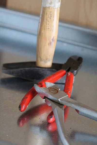 Närbild Metalltången Stålytan — Stockfoto