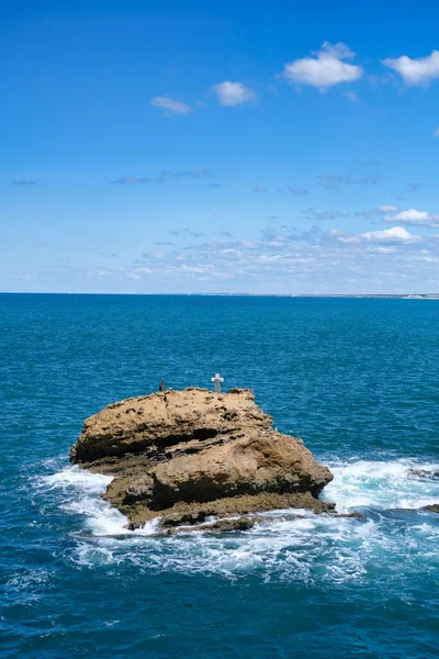 Svislý Výstřel Kříže Velké Skále Moři Poblíž Biarritz Francie — Stock fotografie