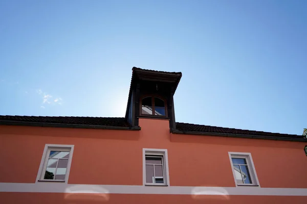 Nízký Úhel Záběru Krásného Moderního Červeného Domu Pod Modrou Oblohou — Stock fotografie