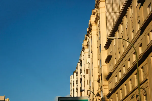 Eine Flache Aufnahme Von Straßenlaternen Und Wohnhäusern Unter Blauem Himmel — Stockfoto