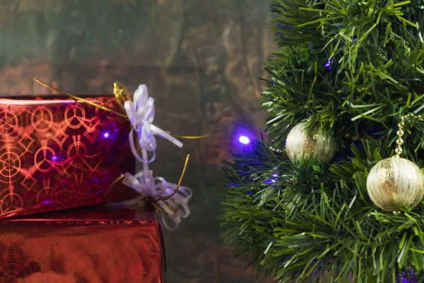 Barevné Dárky Vánoční Sezóny Různými Způsoby Doprovázené Vánoční Stromeček Světla — Stock fotografie