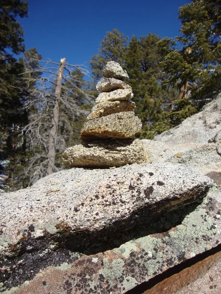Eine Vertikale Nahaufnahme Von Steinen Balanciert Auf Einem Riesigen Felsen — Stockfoto