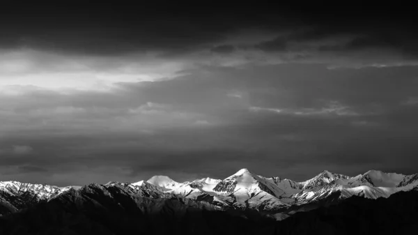 Uma Paisagem Dos Himalaias Coberta Neve Durante Dia Leh Ladakh — Fotografia de Stock