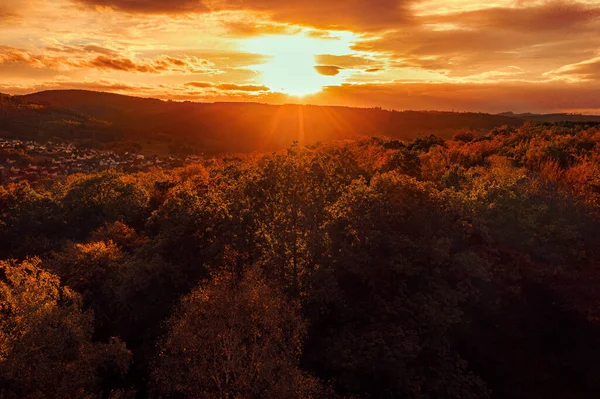 Ett Landskap Kullar Täckt Träd Molnig Himmel Hisnande Solnedgång — Stockfoto