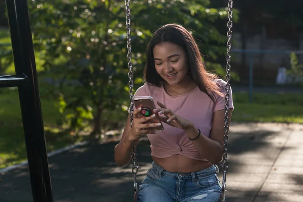 Eine Junge Lateinerin Lächelt Und Macht Ein Selfie Auf Einer — Stockfoto