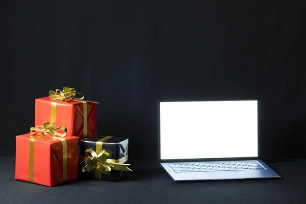 Ноутбук Рождественские Подарочные Коробки Копировальным Пространством Изолированы Темном Фоне — стоковое фото