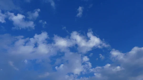 Låg Vinkel Skott Himmelska Molnen Dagen — Stockfoto