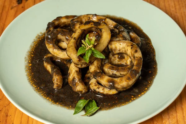 Primer Plano Deliciosos Calamares Preparados Con Tinta Salsas —  Fotos de Stock