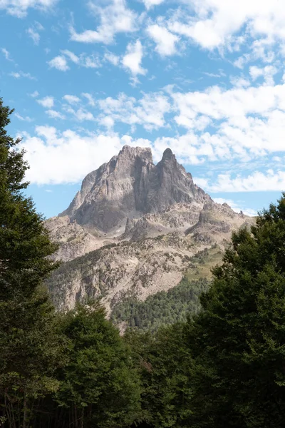 Vacker Natur Ett Bergigt Landskap Molnig Himmel — Stockfoto