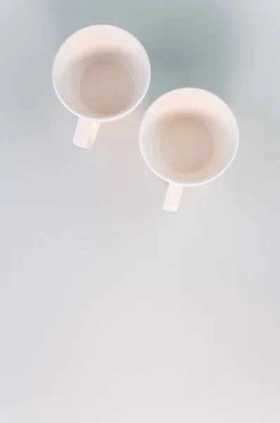 Una Toma Vertical Dos Tazas Café Blanco Vacías Sobre Una — Foto de Stock