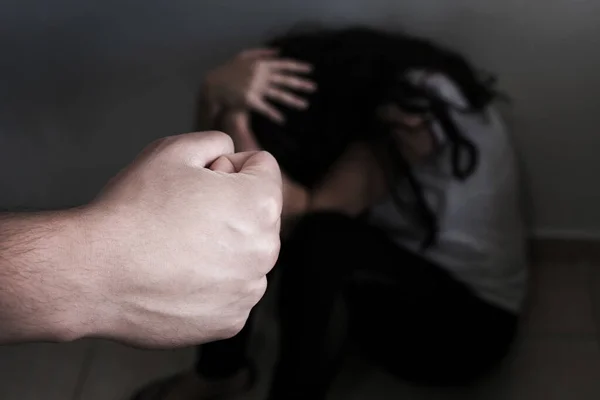 Мужчина Угрожает Женщине Кулаком Концепция Домашнего Насилия Отношении Женщин — стоковое фото