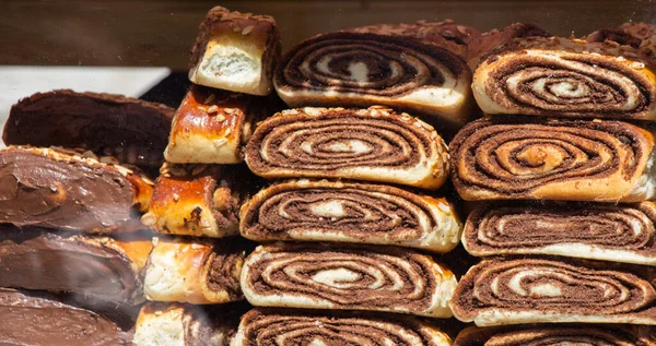 Eine Nahaufnahme Von Süßen Und Appetitlichen Keksrollen Stücke Geschnitten — Stockfoto