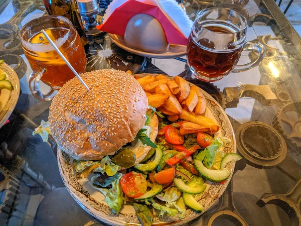Sebuah Gambar Top Makanan Cepat Saji Lezat Burger Besar Kentang — Stok Foto
