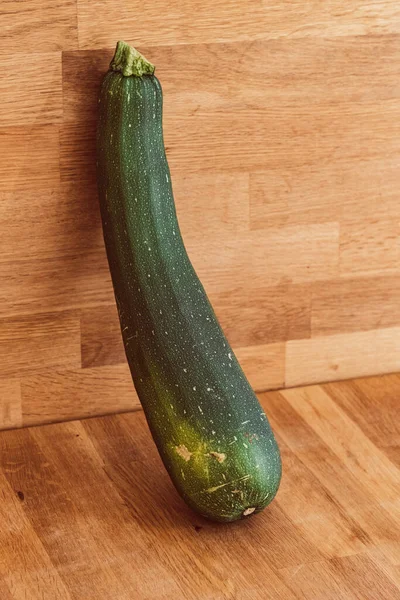 Zucchini Steht Stillleben Auf Holztisch Stillleben — Stockfoto