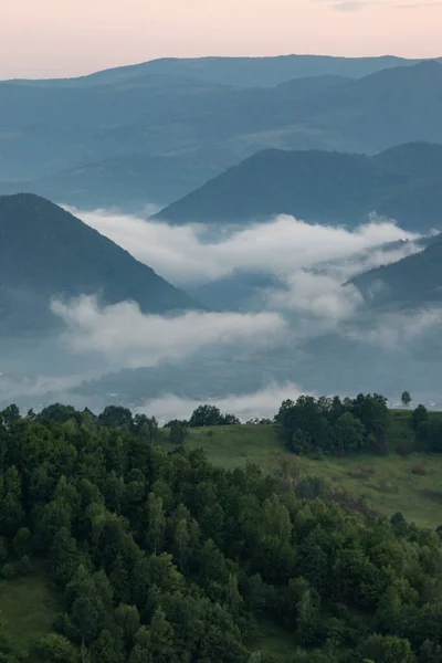 Venkovská Krajina Regionu Transylvánie Rumunsku Mlhou Pokryté Kopce — Stock fotografie