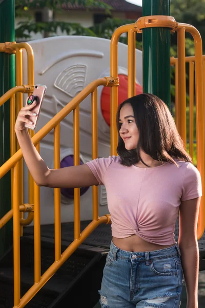 Plano Vertical Una Joven Latina Sonriendo Haciendo Una Selfie — Foto de Stock