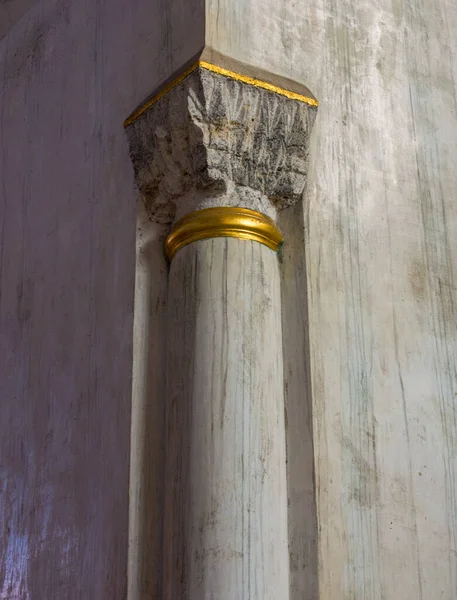 Pionowy Strzał Kamiennej Kolumny Pobliżu Muru Hagia Sophia Położony Stambule — Zdjęcie stockowe