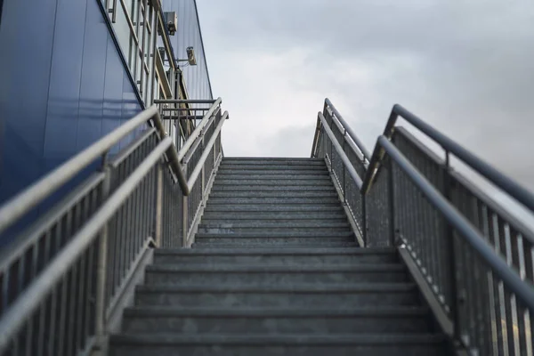 Una Toma Ángulo Bajo Escalera Metal Día Nublado — Foto de Stock