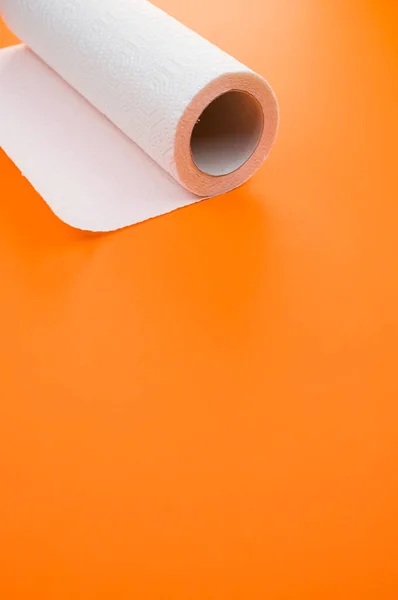 Een Keukenpapier Rol Een Oranje Achtergrond — Stockfoto