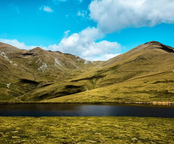 Uma Vista Hipnotizante Three Peaks Hill Lago Sob Céu Nublado — Fotografia de Stock
