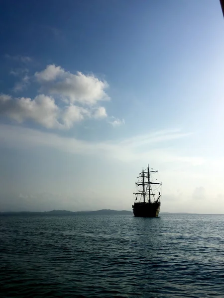 Vertikal Bild Ett Fartyg Som Seglar Havet Kvällen — Stockfoto