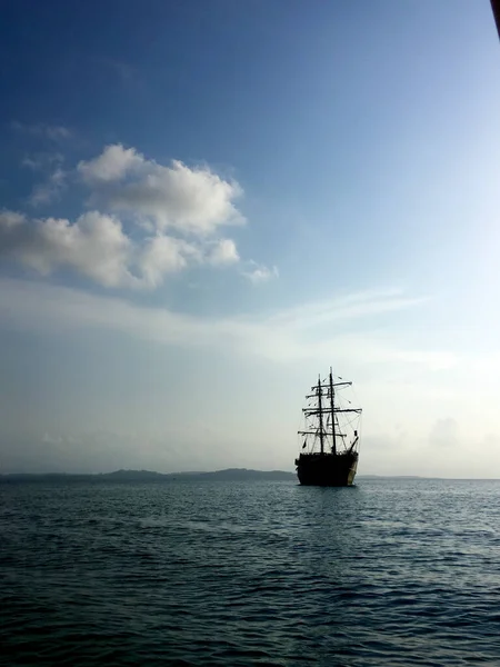 Tiro Vertical Navio Navegando Mar Noite — Fotografia de Stock