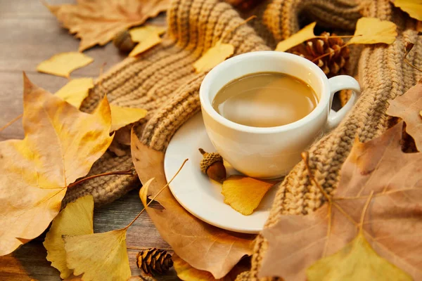 Zbliżenie Ujęcie Filiżanki Kawy Jesiennych Liści Drewnianym Tle — Zdjęcie stockowe