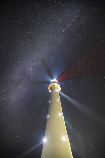 Historic Made Metal Lighthouse Emitting Light Beams Illuminating Starry Night — Stock Photo, Image