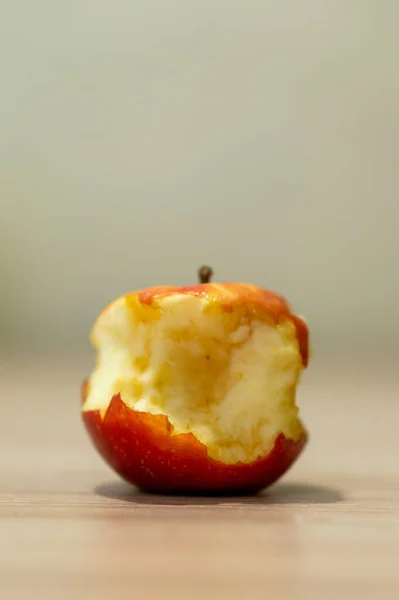 Egy Függőleges Lövés Egy Megharapott Almáról — Stock Fotó