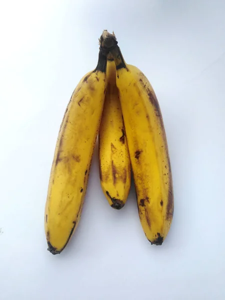 Tiro Vertical Bananas Indo Mal Fundo Branco — Fotografia de Stock