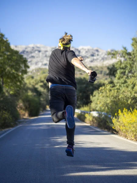 Joven Alegre Corriendo Por Camino Rodeado Vegetación Andalucía España — Foto de Stock