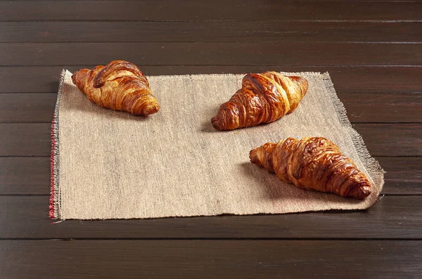 Primer Plano Croissants Recién Horneados Una Tabla Madera Sobre Una —  Fotos de Stock