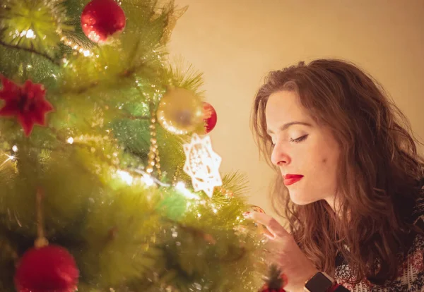 Een Blanke Vrouw Versiert Een Kerstboom — Stockfoto