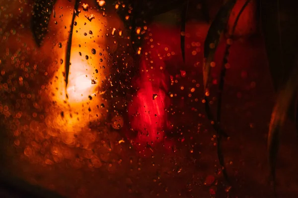 Nahaufnahme Eines Mit Regentropfen Bedeckten Glases Mit Dem Sonnenuntergang Hintergrund — Stockfoto