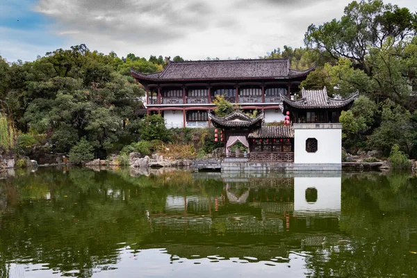 Tiro Close Templo Chinês Lago — Fotografia de Stock