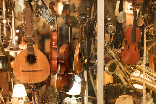 アンティークウォークの最中にガラスケースに入っていた古い楽器の販売は — ストック写真