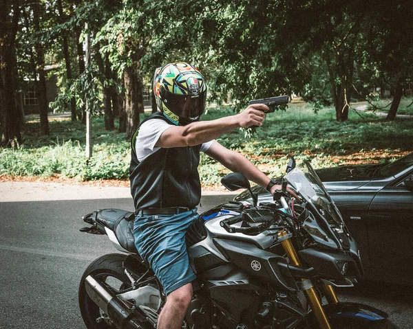 Бельгр Сербія Вересня 2020 Асасин Мотоциклі Тримає Рушницю Місце Злочину — стокове фото