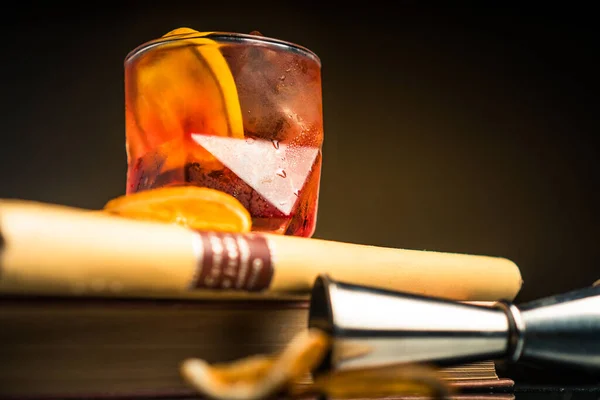 Closeup Shot Glass Delicious Classic Negroni Cocktail — Stock Photo, Image