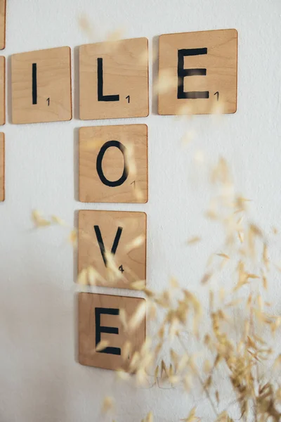 Das Wort Liebe Aus Hölzernen Scrabble Fliesen Einer Wand — Stockfoto
