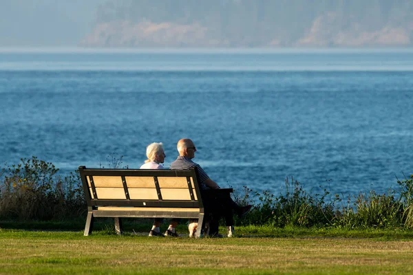 Cambell River Canada Sep 2020 Couple Park Bench Tyee Spit — 스톡 사진