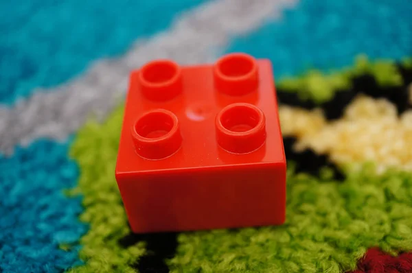 波兹南 2020年10月10日 红色乐高玩具在软垫上的积木 — 图库照片