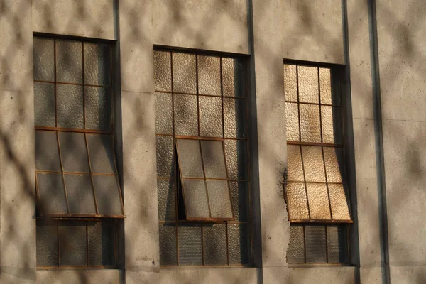 Close Janelas Abertas Estampadas Edifício Exterior — Fotografia de Stock