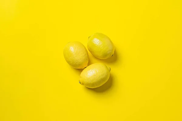 テキストのための空のスペースを持つ黄色の背景にレモンのトップビュー — ストック写真