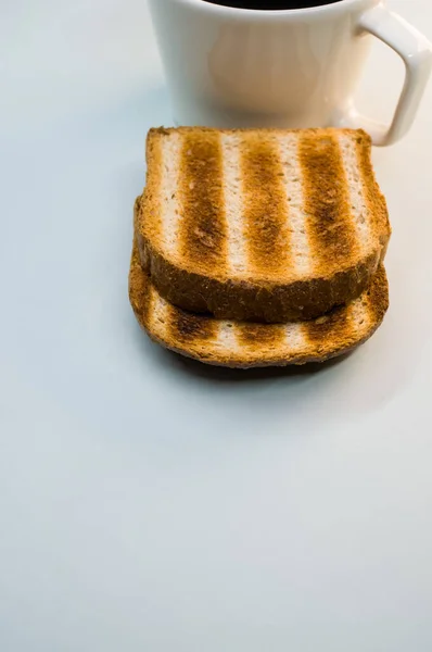 Trago Vertical Tostadas Una Taza Café Sobre Una Superficie Blanca —  Fotos de Stock