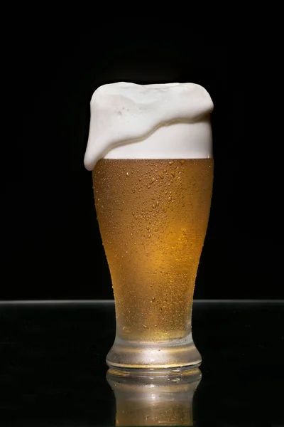 Een Verticaal Shot Van Een Glas Bier Zwarte Achtergrond — Stockfoto