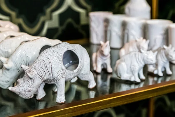 Белые Керамические Горшки Виде Носорогов Черной Стене — стоковое фото