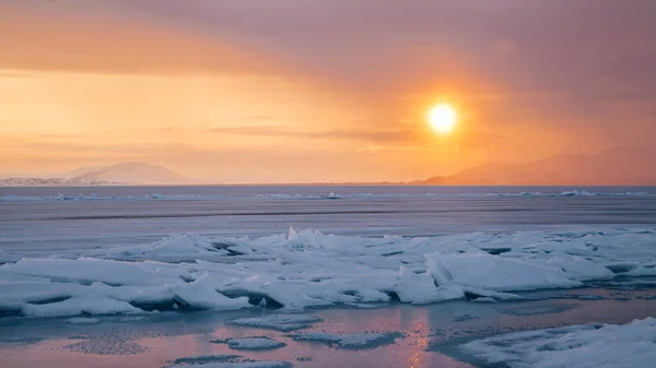 Een Prachtig Uitzicht Bevroren Lake Sevan Een Winterdag Tijdens Oranje — Stockfoto